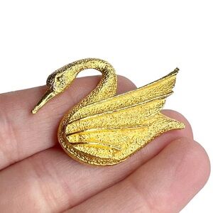 Vintage Dubarry Fifth Ave Gold Tone Swan Textured Figural Brooch Pin